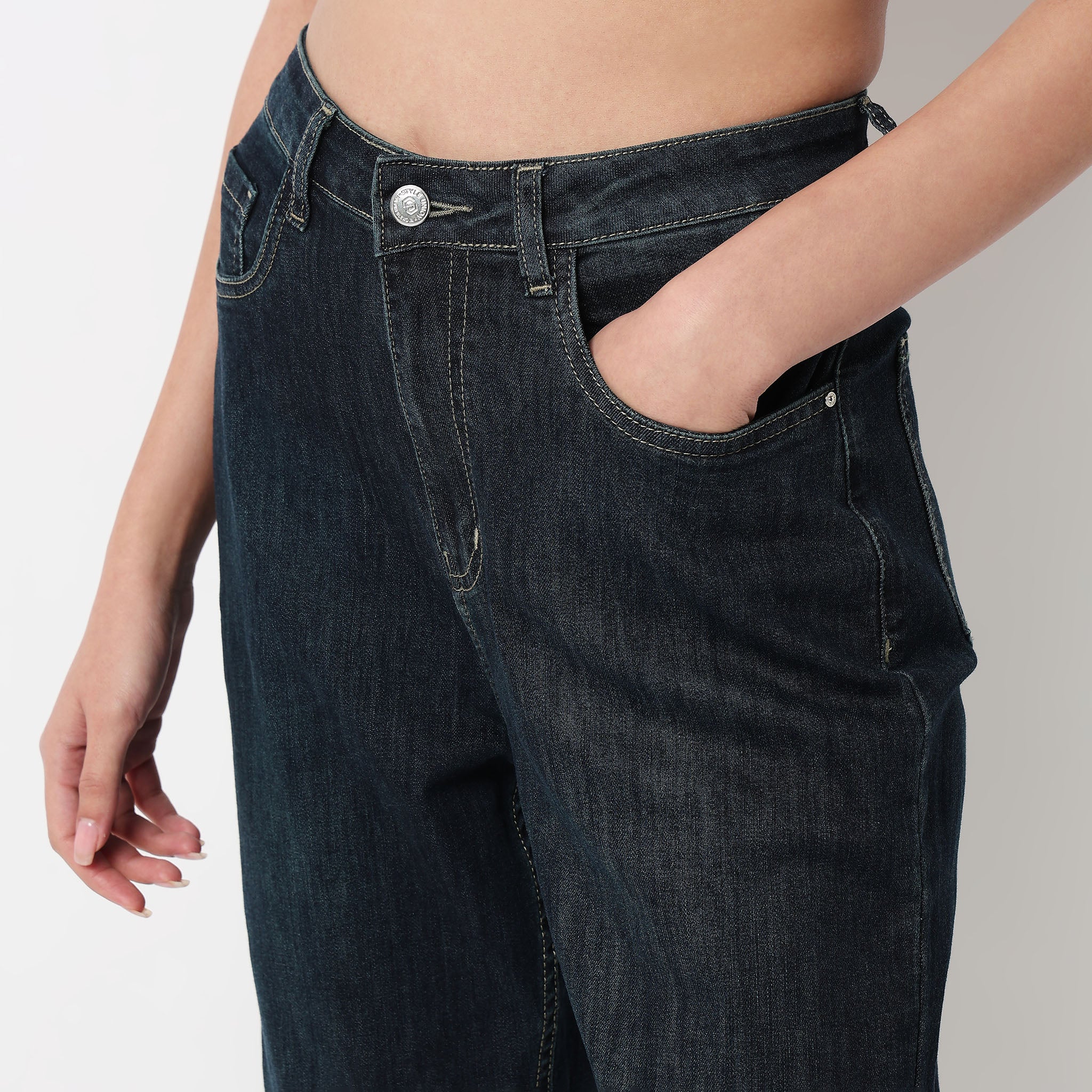 Baisc 5 Pocket Cropped Jeans With Relaxed Fit - Image 4
