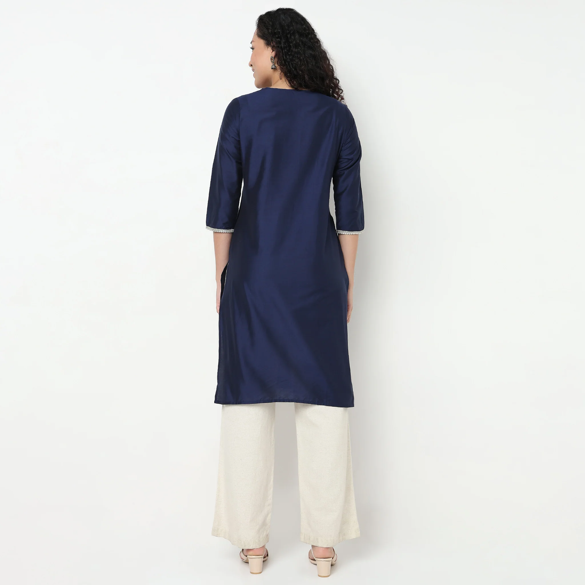 Embroidered V-Neck Kurta - Image 3