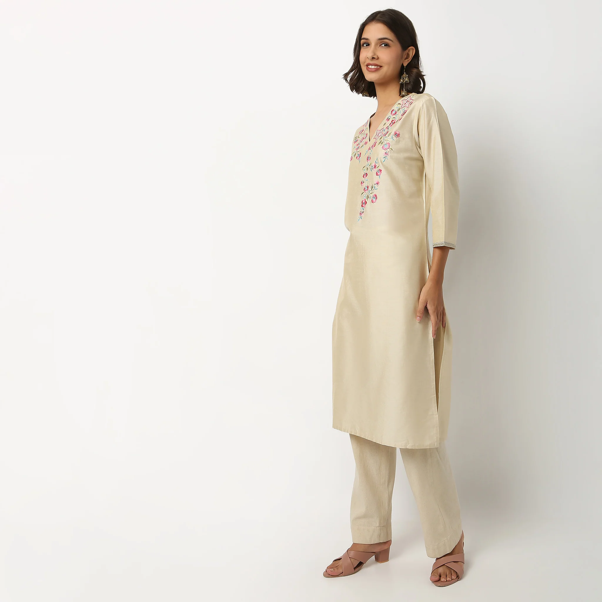 Embroidered V-Neck Kurta - Image 5