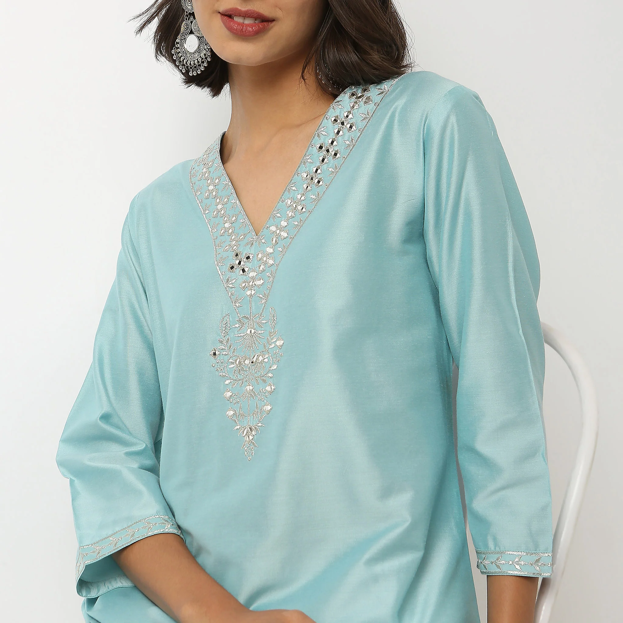 Embroidered V Neck Kurta - Image 4