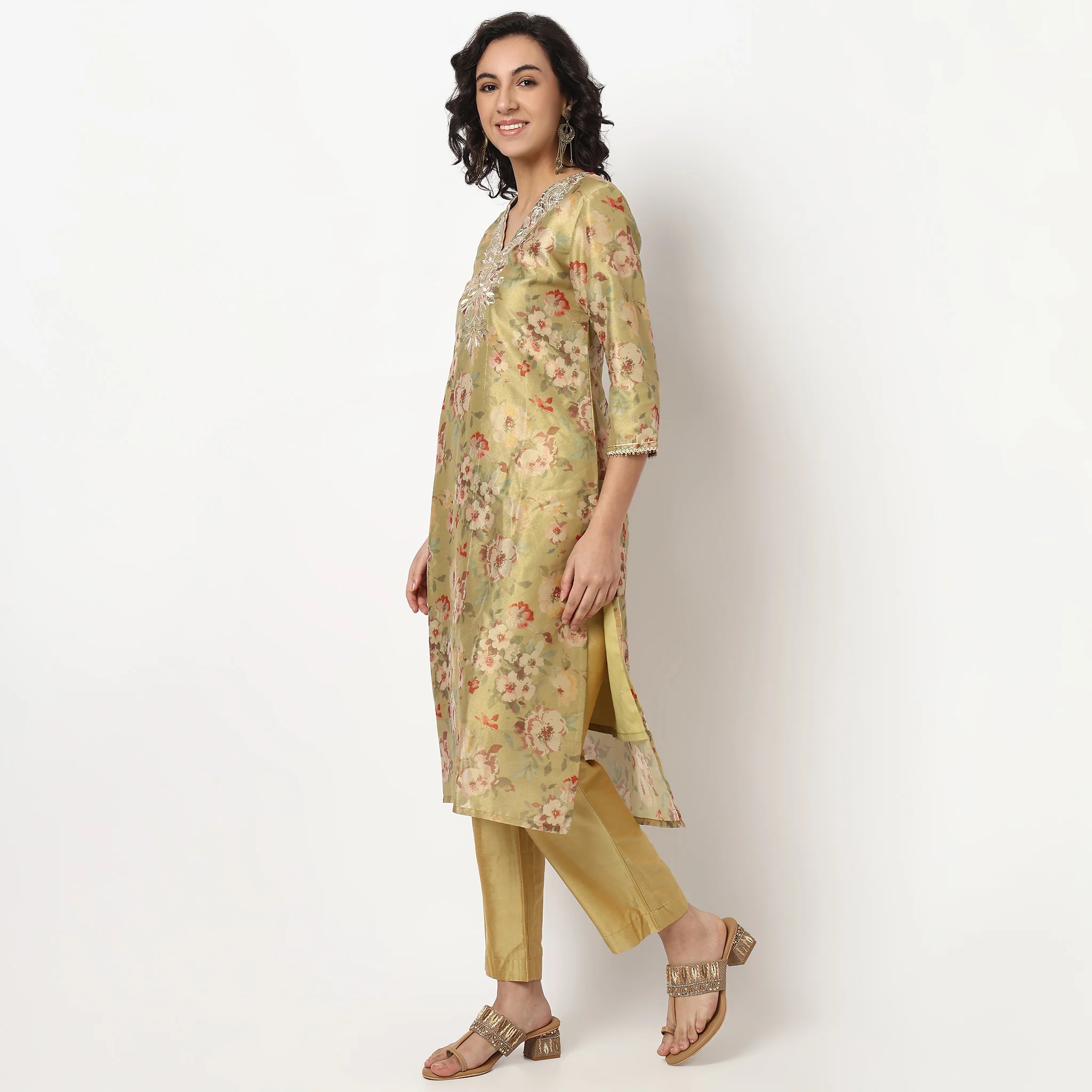 Embroidered V Neck Kurta Set - Image 5