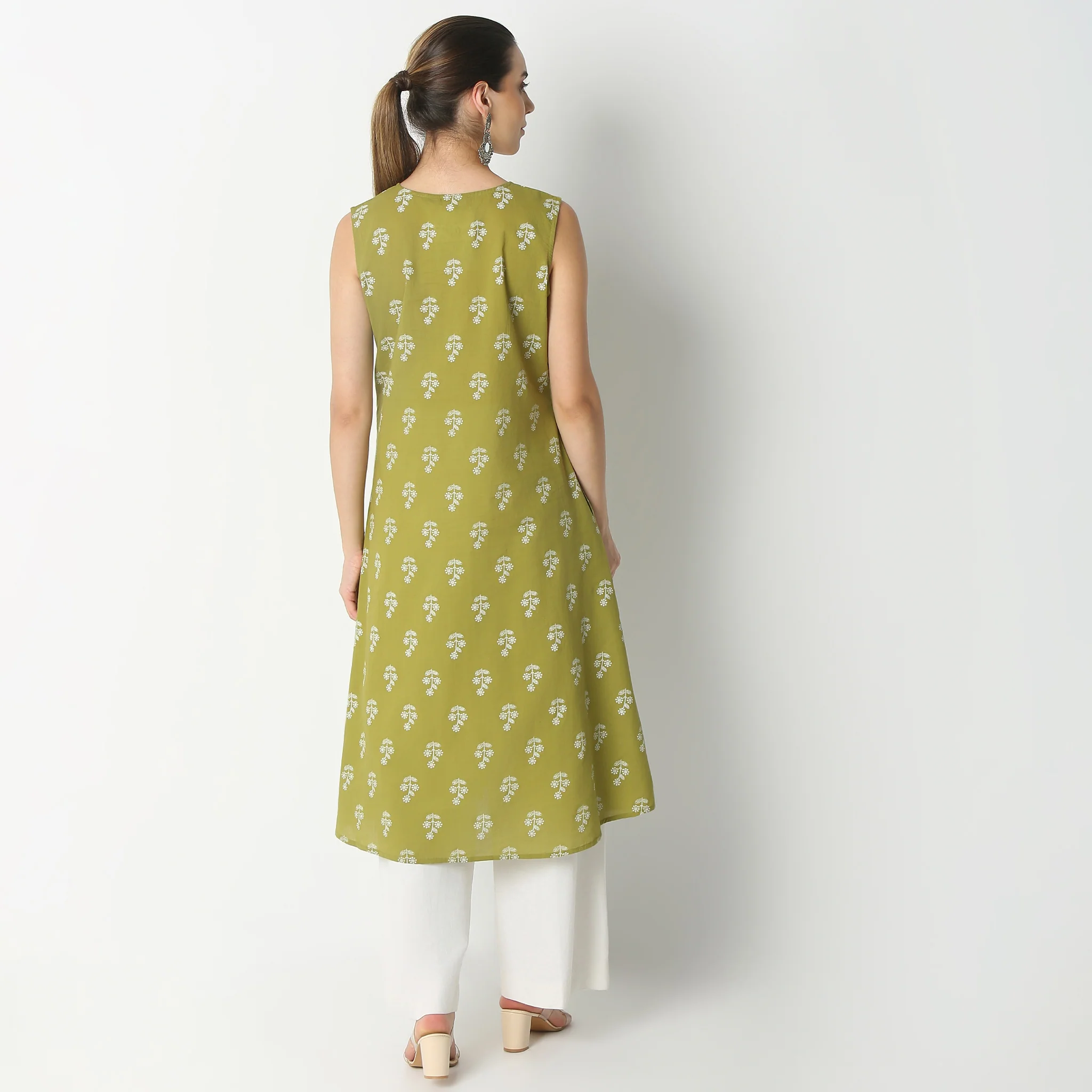 Flare Fit Embroidered V-Neck Sleeveless Kurta - Image 3