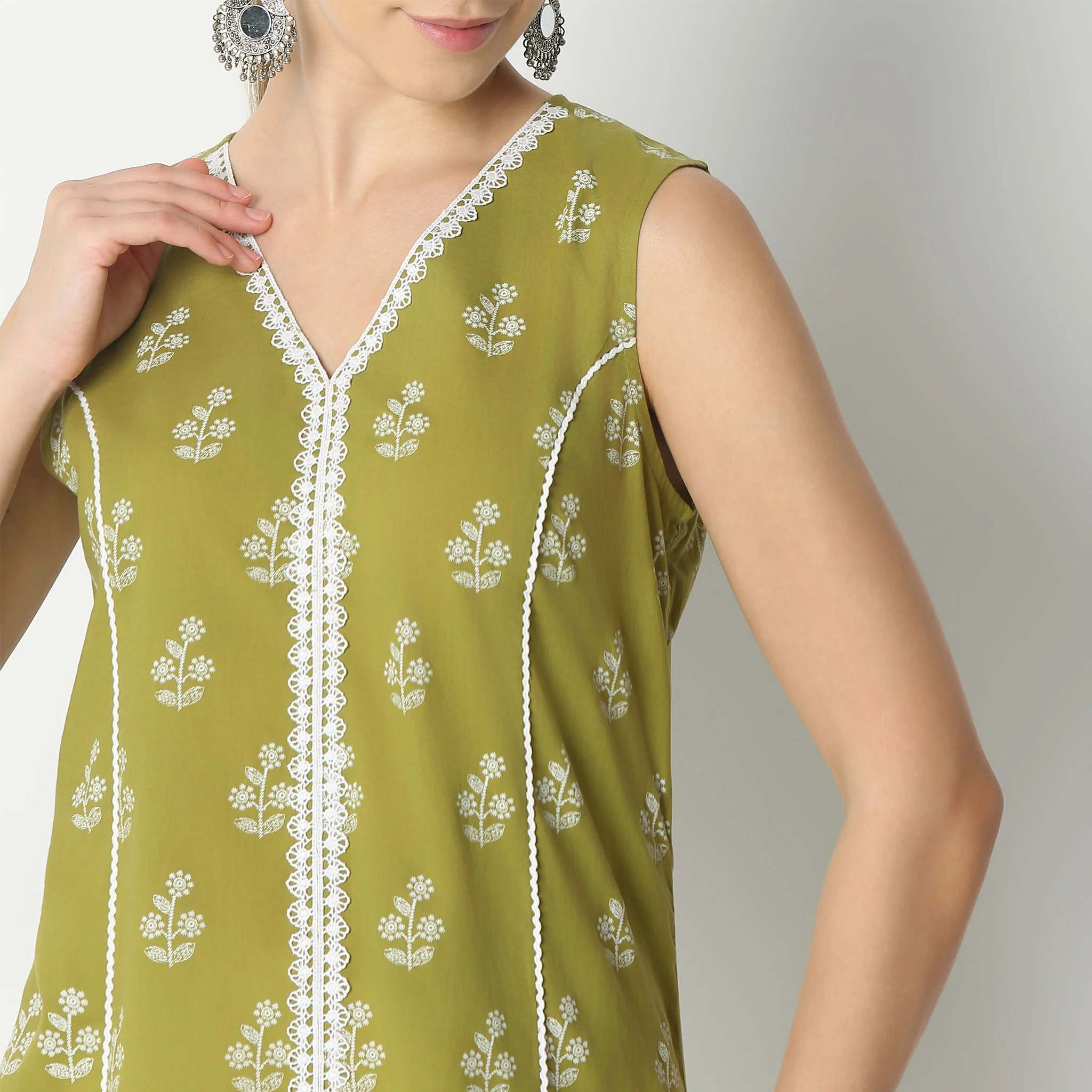 Flare Fit Embroidered V-Neck Sleeveless Kurta - Image 4