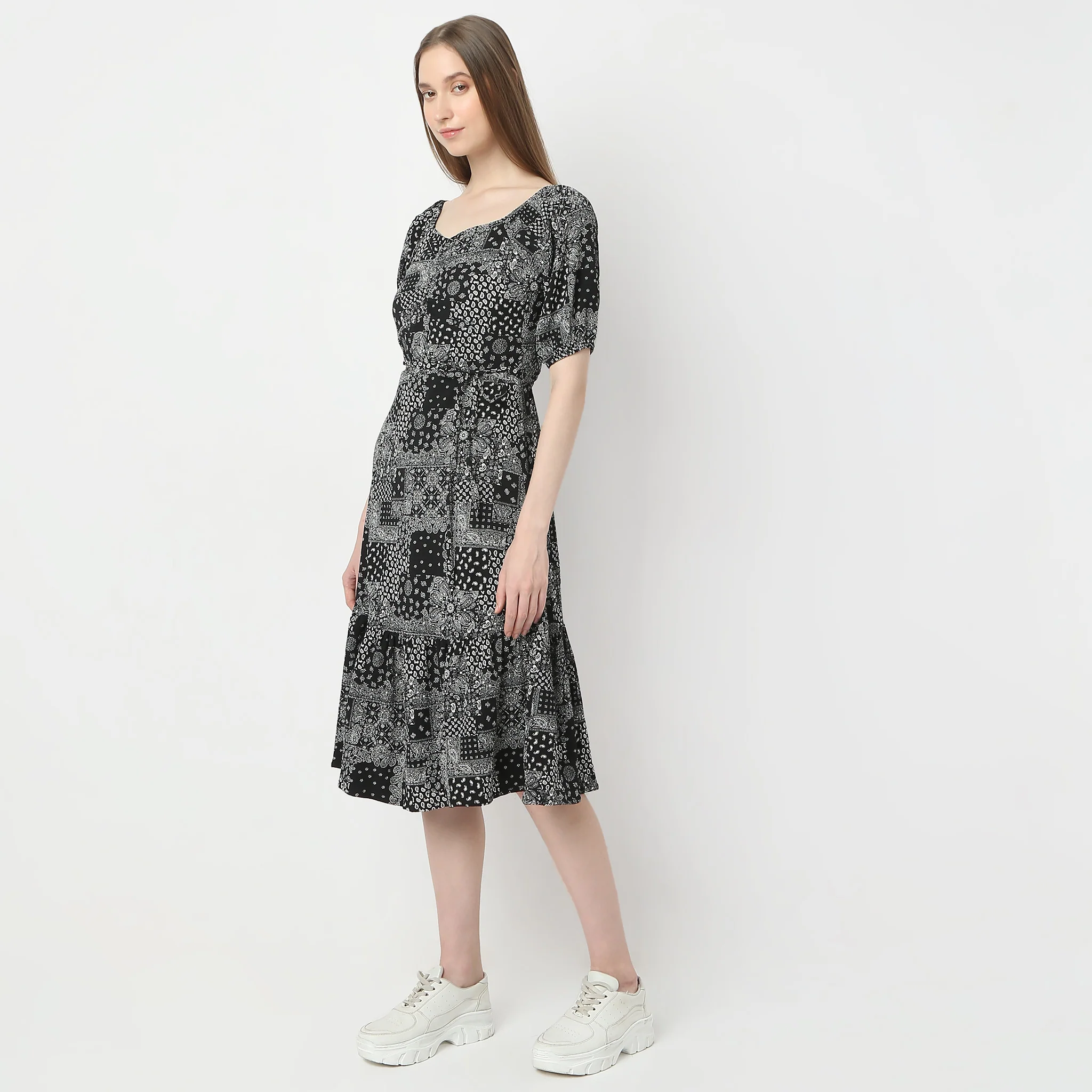 Flare Fit Printed Knee Length Sweet Heart Neck Olivia Short Sleeve Dress - Image 5