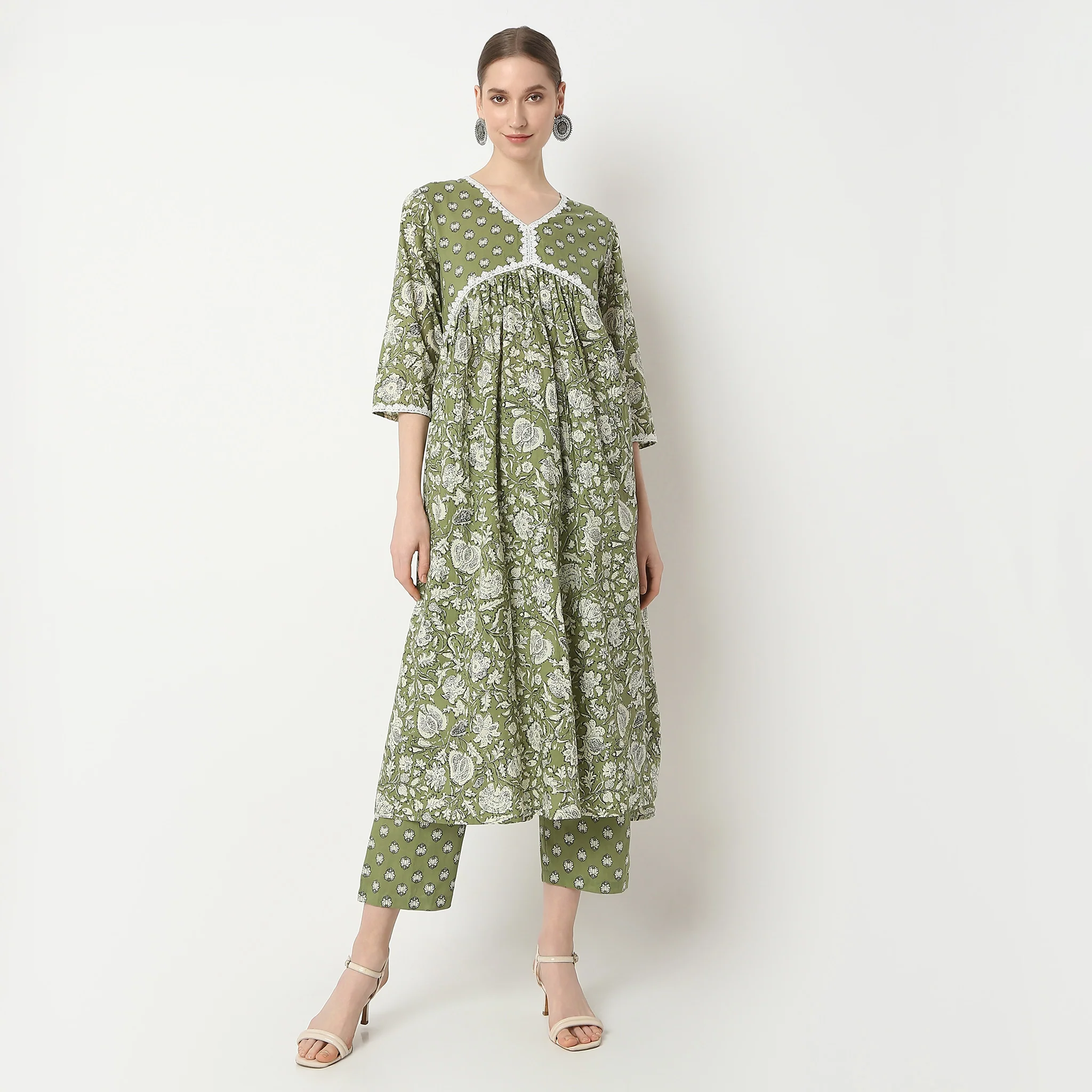 Flare Fit Printed V-Neck Kurta And Pant With Dupatta Set - Image 2