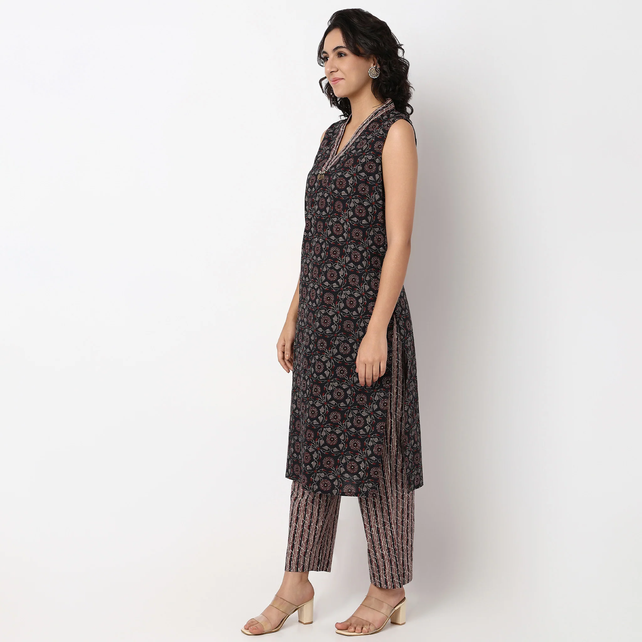 Floral Print V-Neck Sleeveless Kurta With Pant Set - Image 5