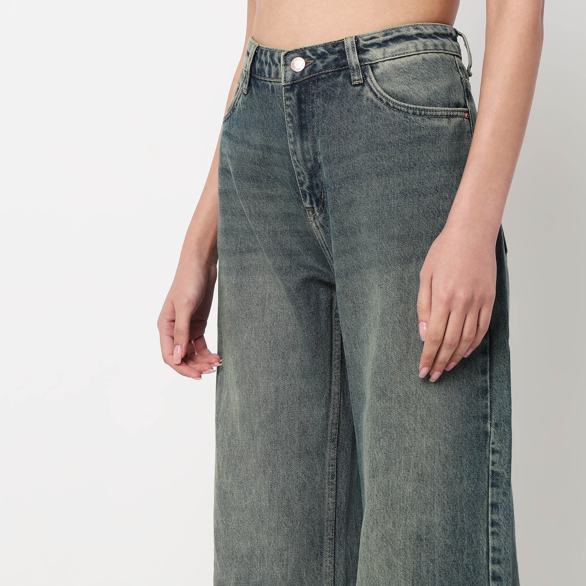 Low Waist Straight Fit Denim With Tinted Look - Image 4