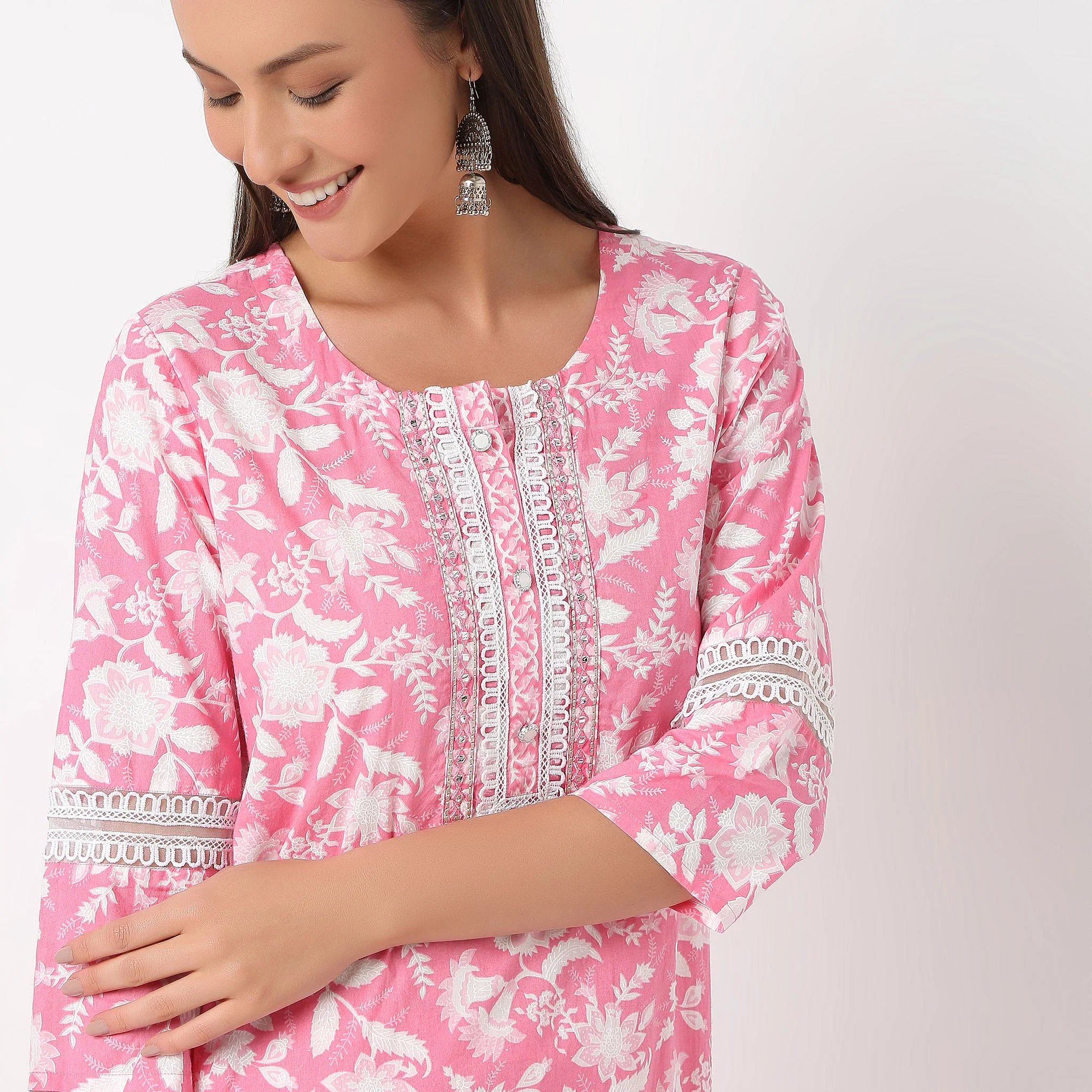 Printed Straight Kurta and Pant With Dupatta Set - Image 4