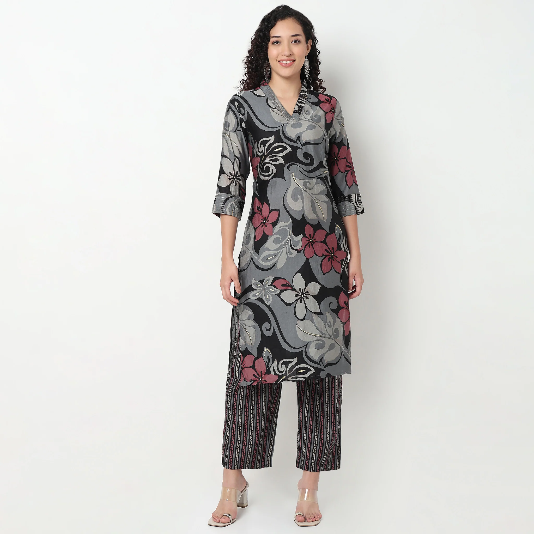 Printed V-Neck Kurta With Pant Set - Image 2