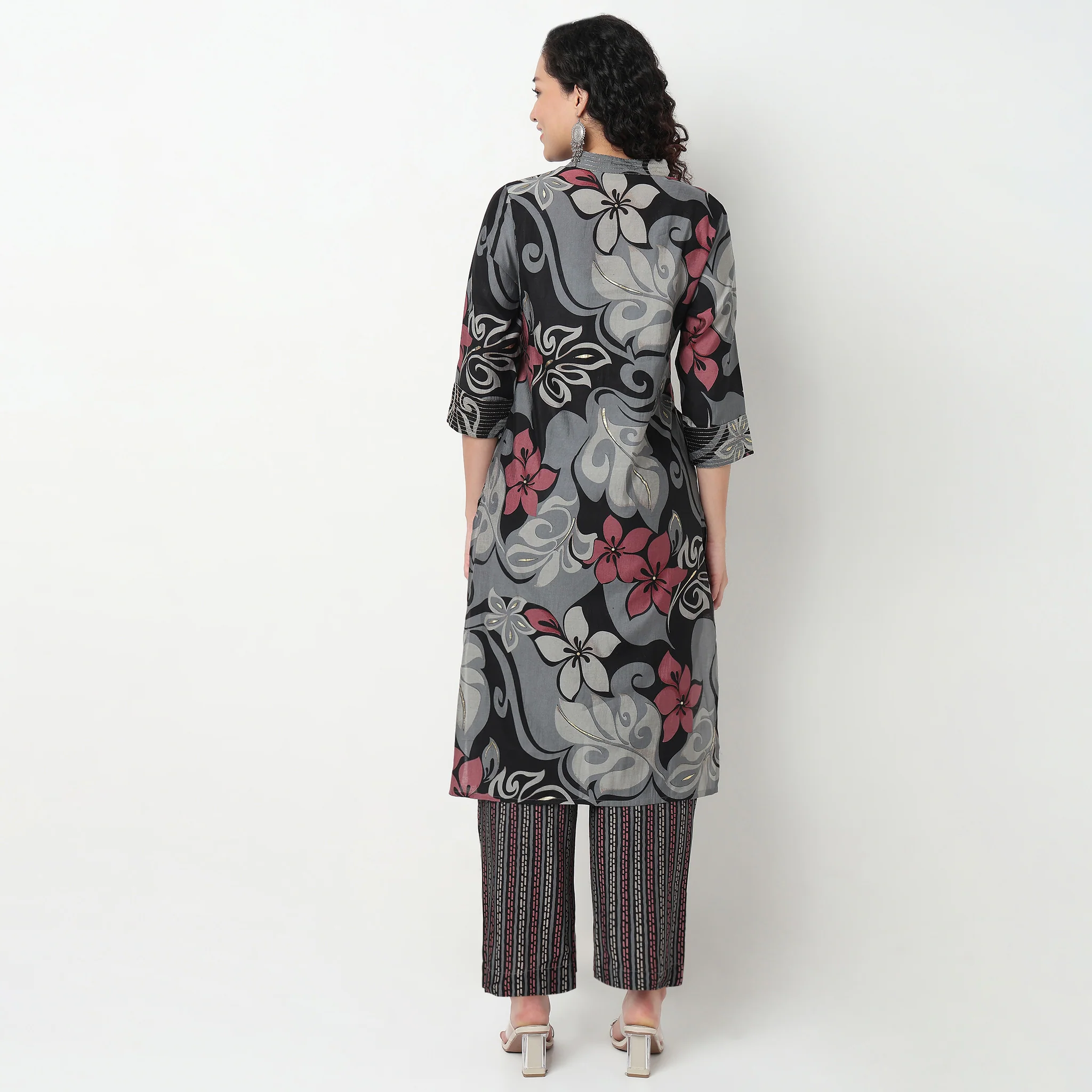 Printed V-Neck Kurta With Pant Set - Image 3