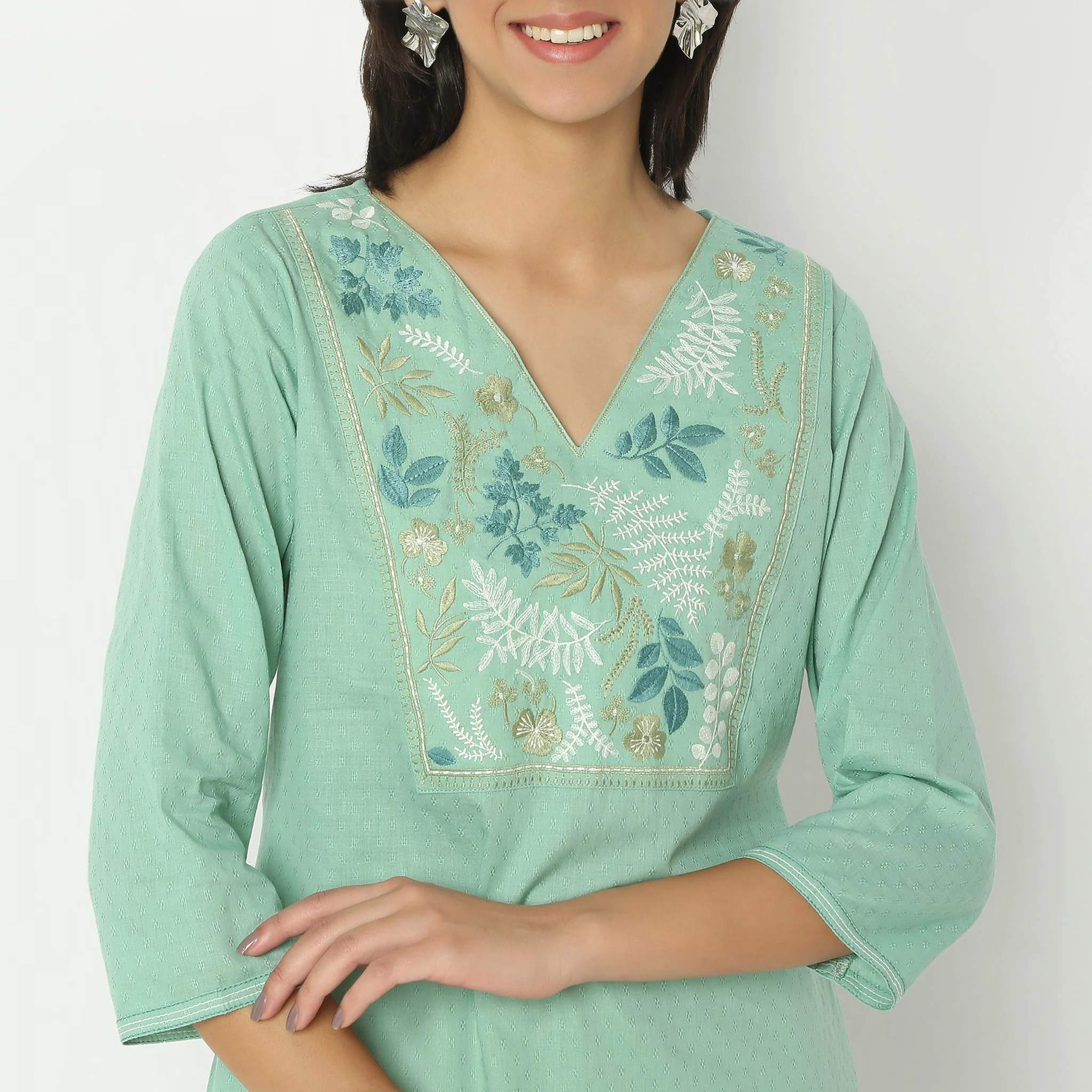 Embroiderd Calf Length V-Neck Kurta - Image 4