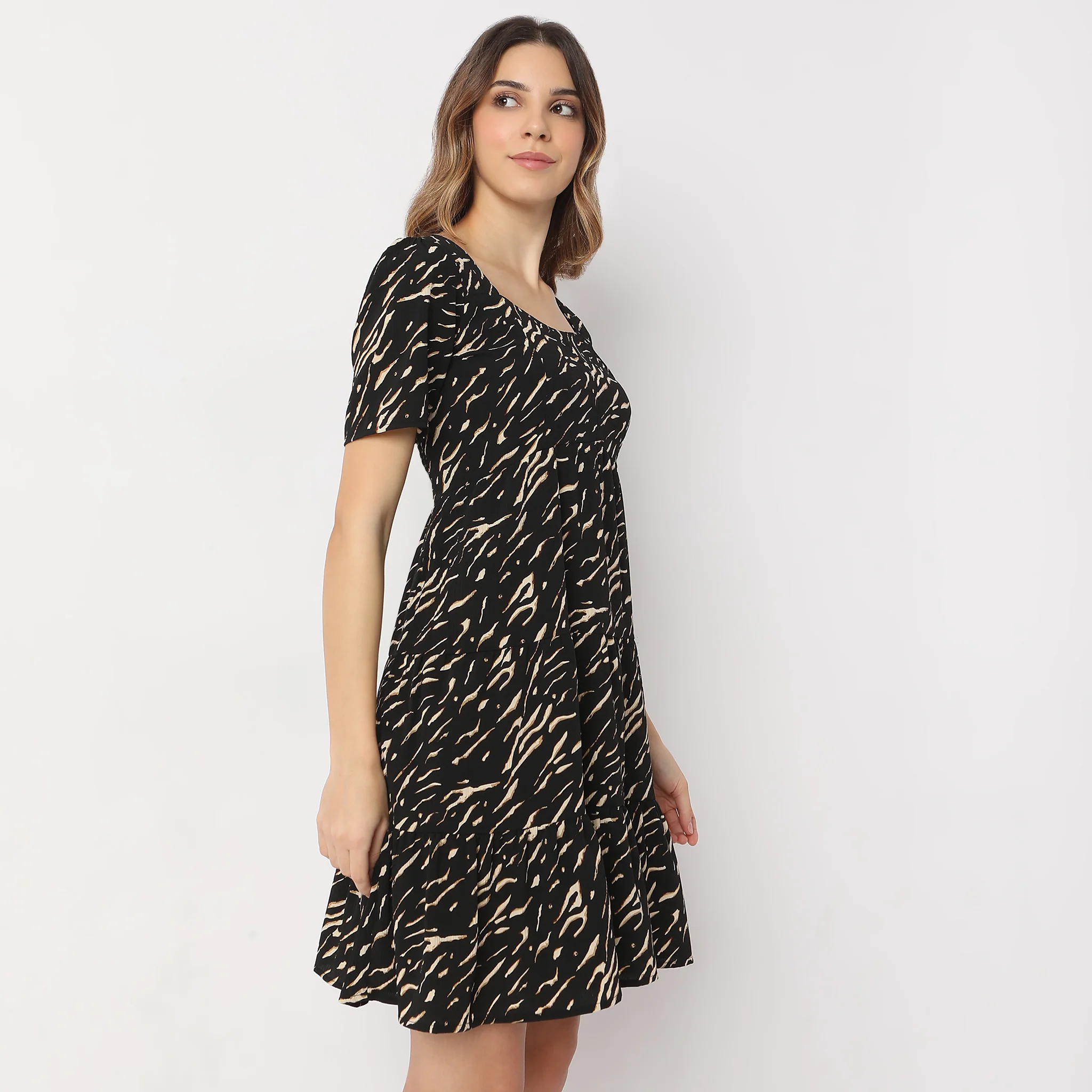 Knee Length Sweet Heart Neck Sandor Elbow Sleeve Ikat Print Midi Dress - Image 10