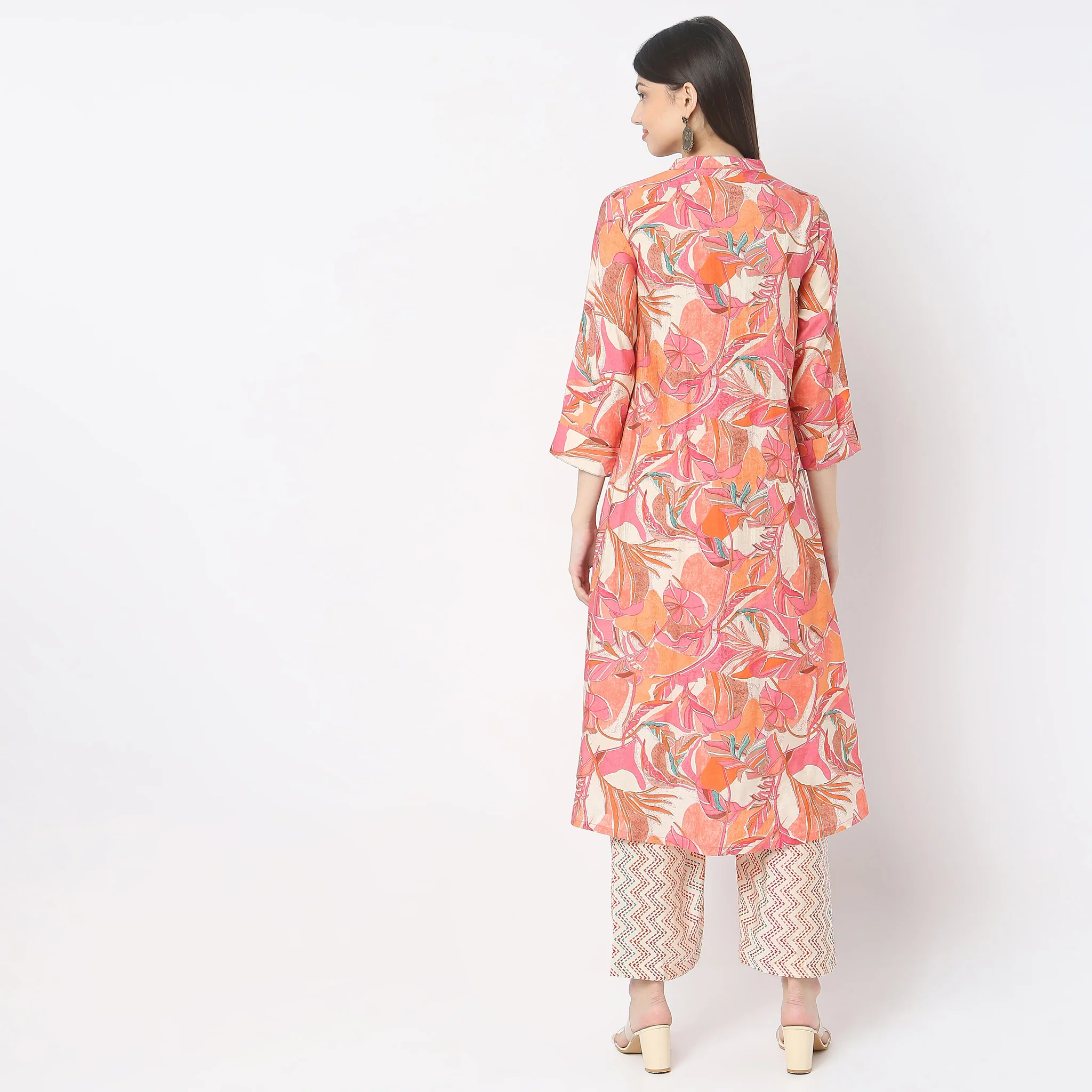 Regular Fit Printed Kurta With Pant Set - Image 3