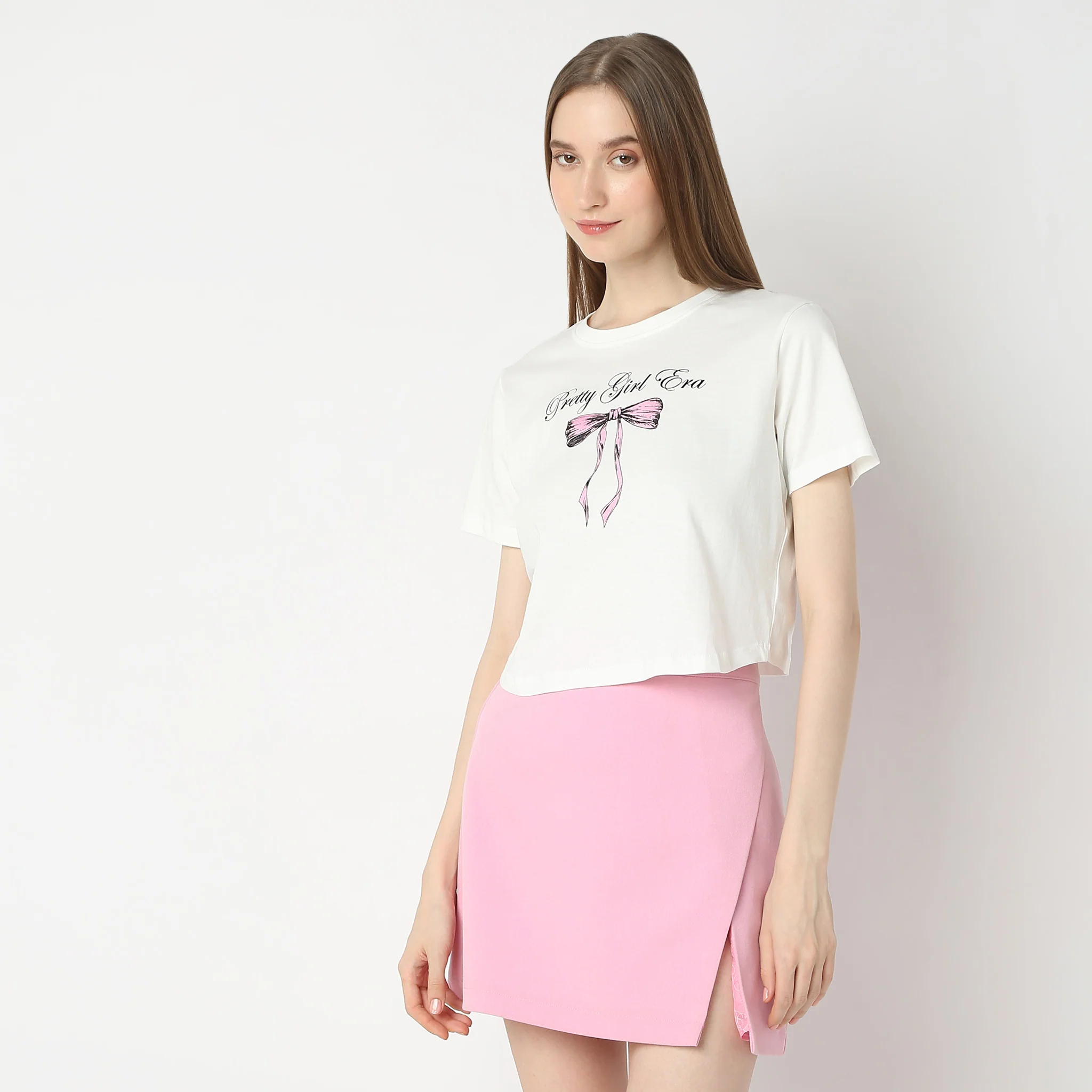 Cute Printed Bow Graphic With The Text "Pretty Girl Era" Cropped T-Shirt - Image 5