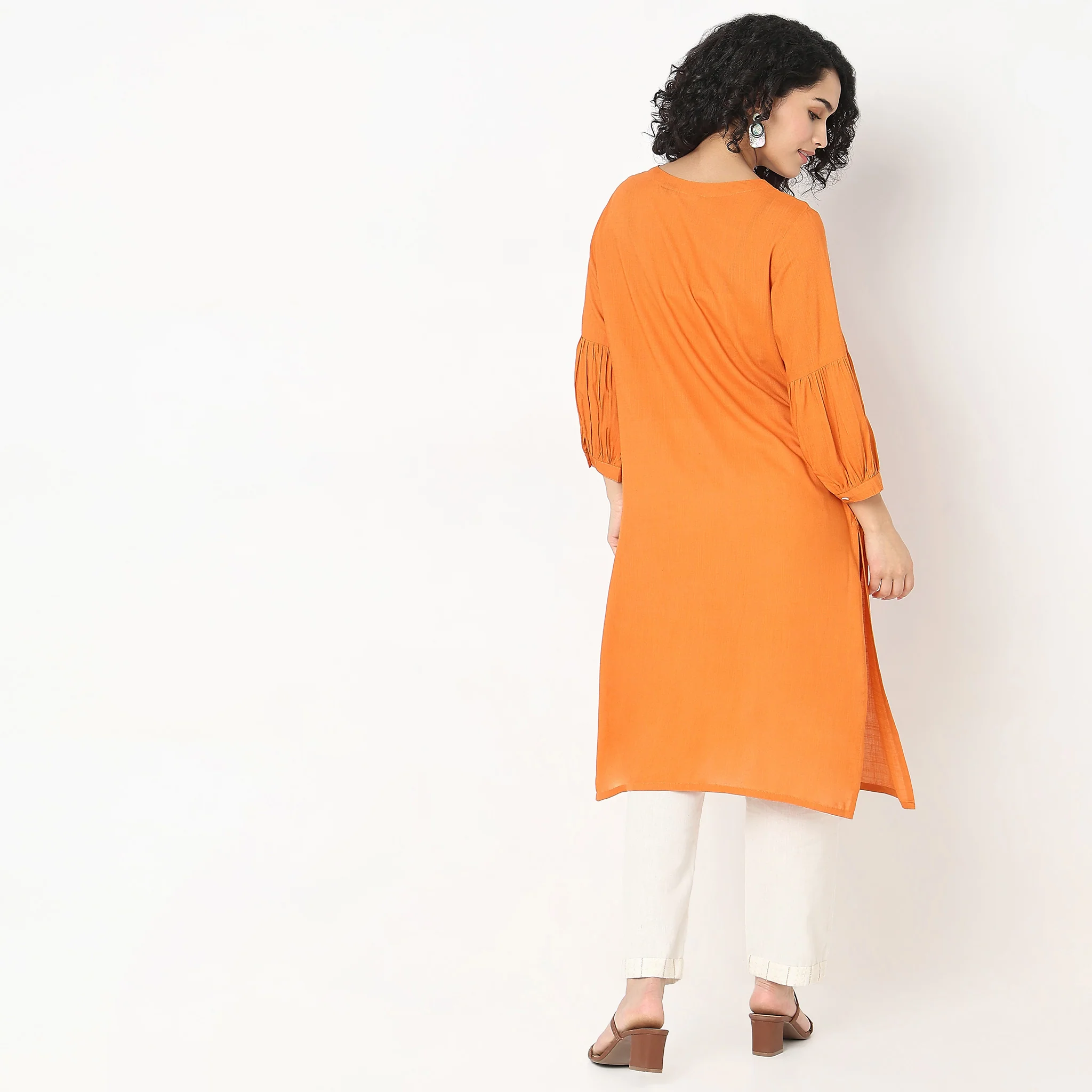 Relaxed Fit Embroidered Kurta - Image 3