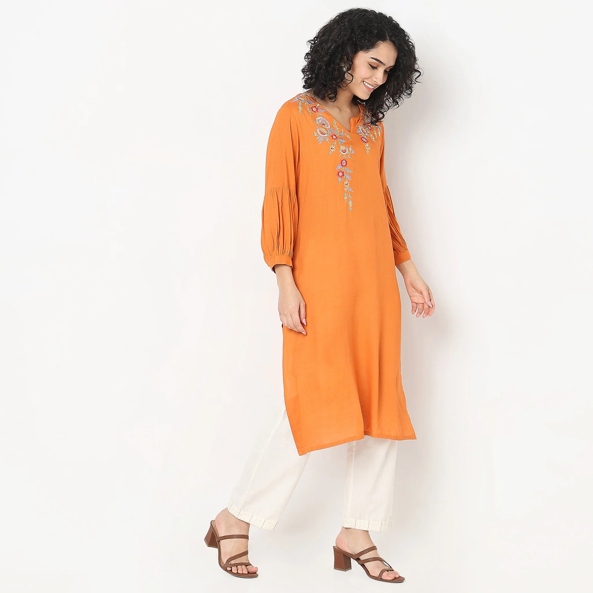 Relaxed Fit Embroidered Kurta - Image 5