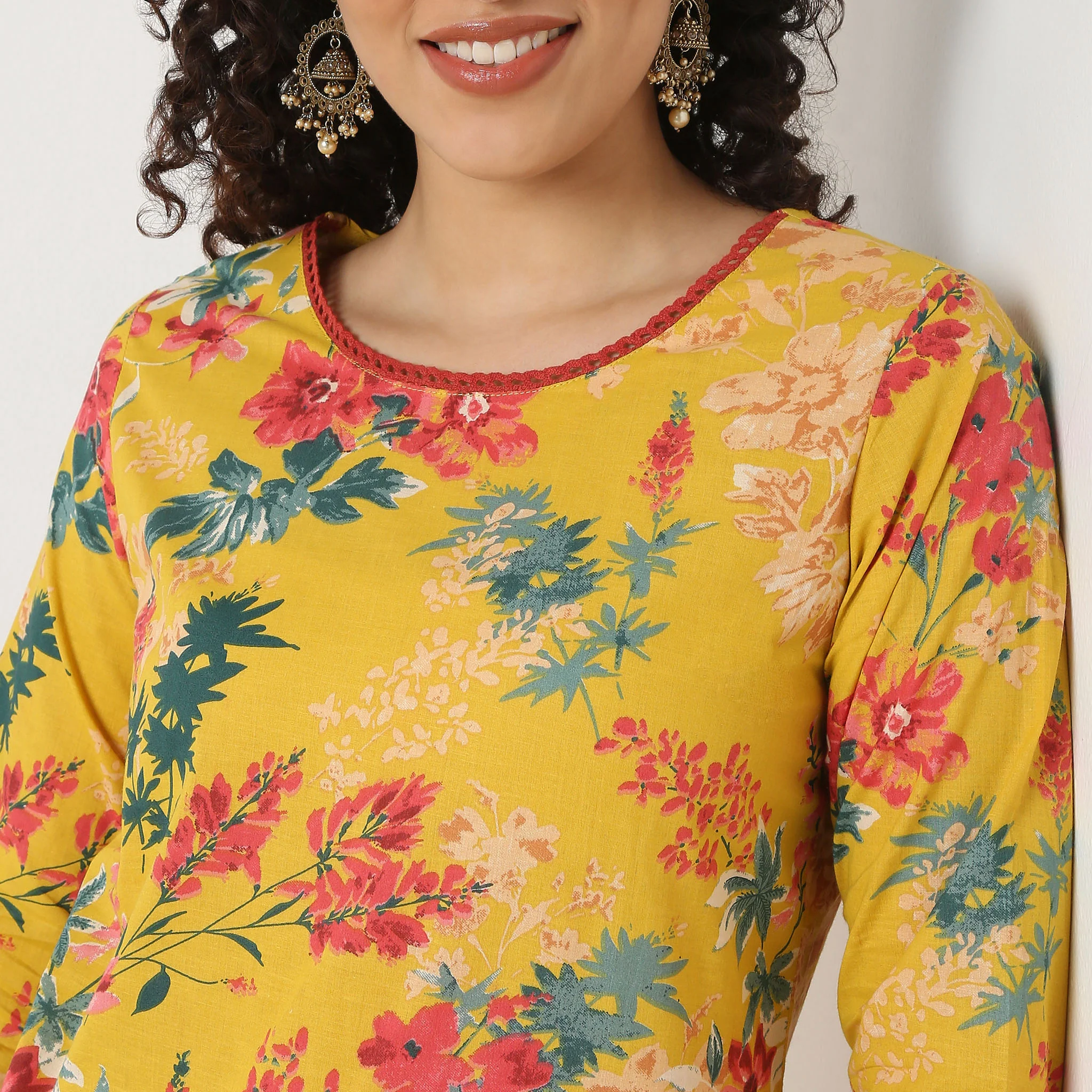 Round Neck Kurta With Lace Detailing - Image 4