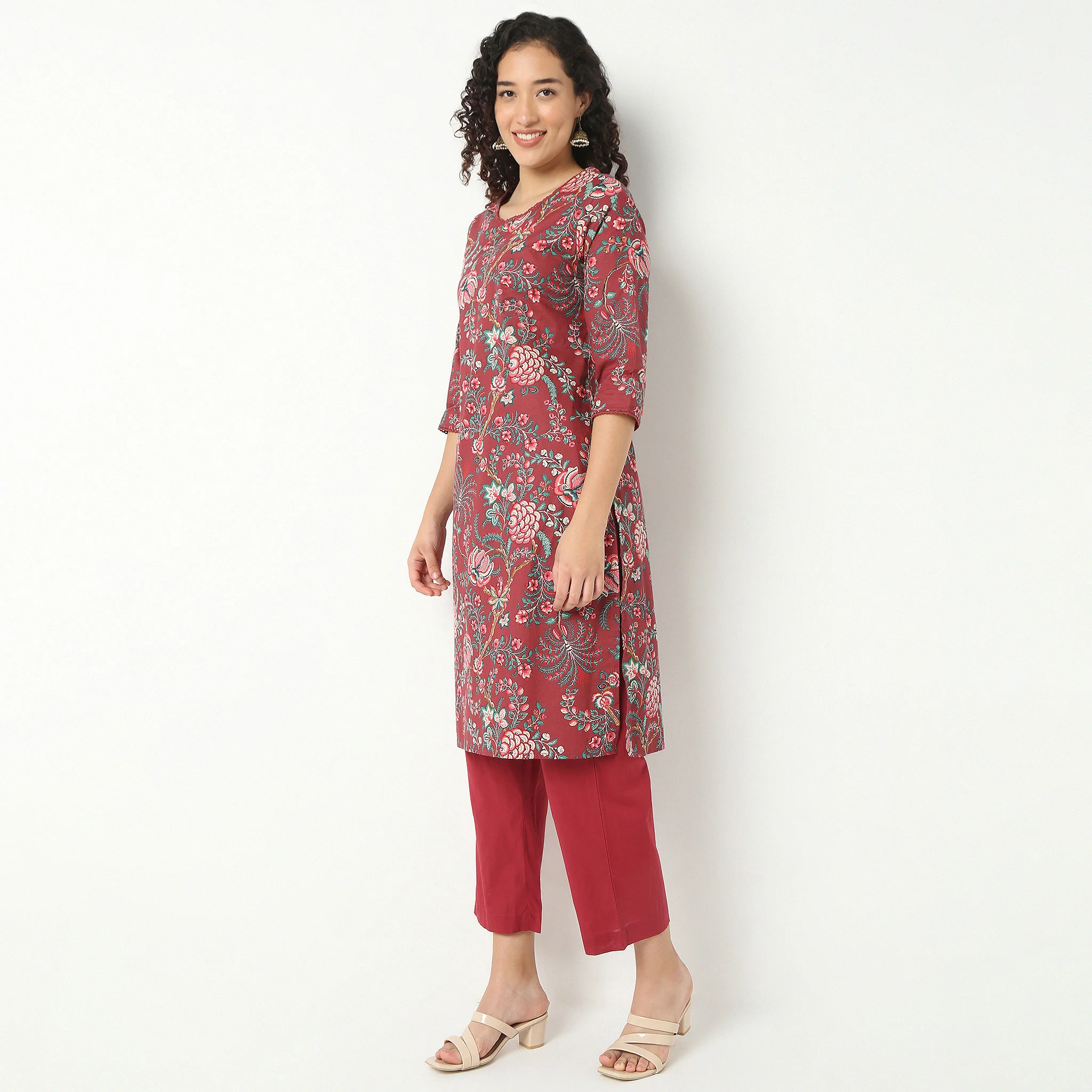Round Neck Kurta With Lace Detailing - Image 5