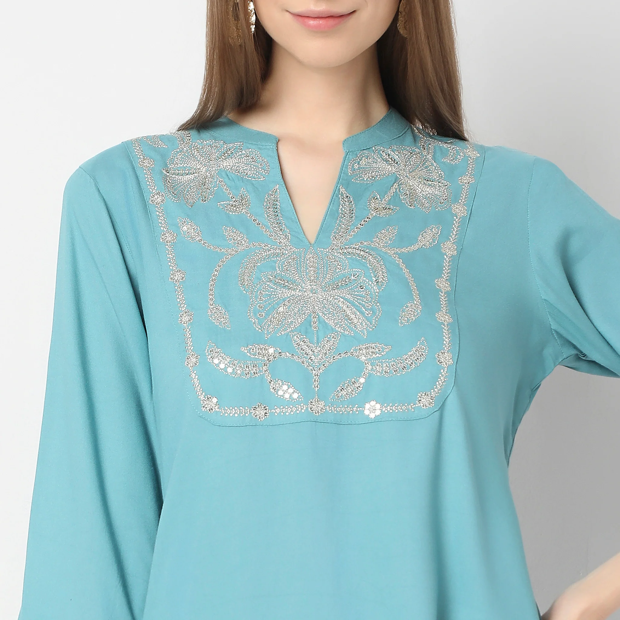 Straight Fit Embellished Kurta - Image 4