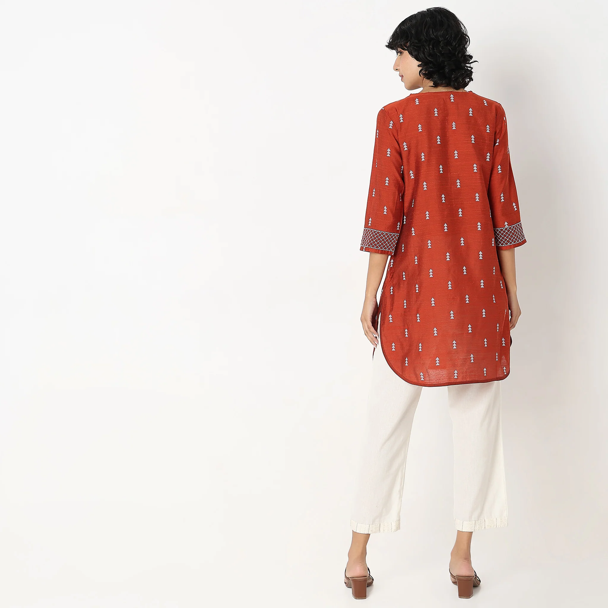 Straight Fit Embroidered Kurta - Image 3