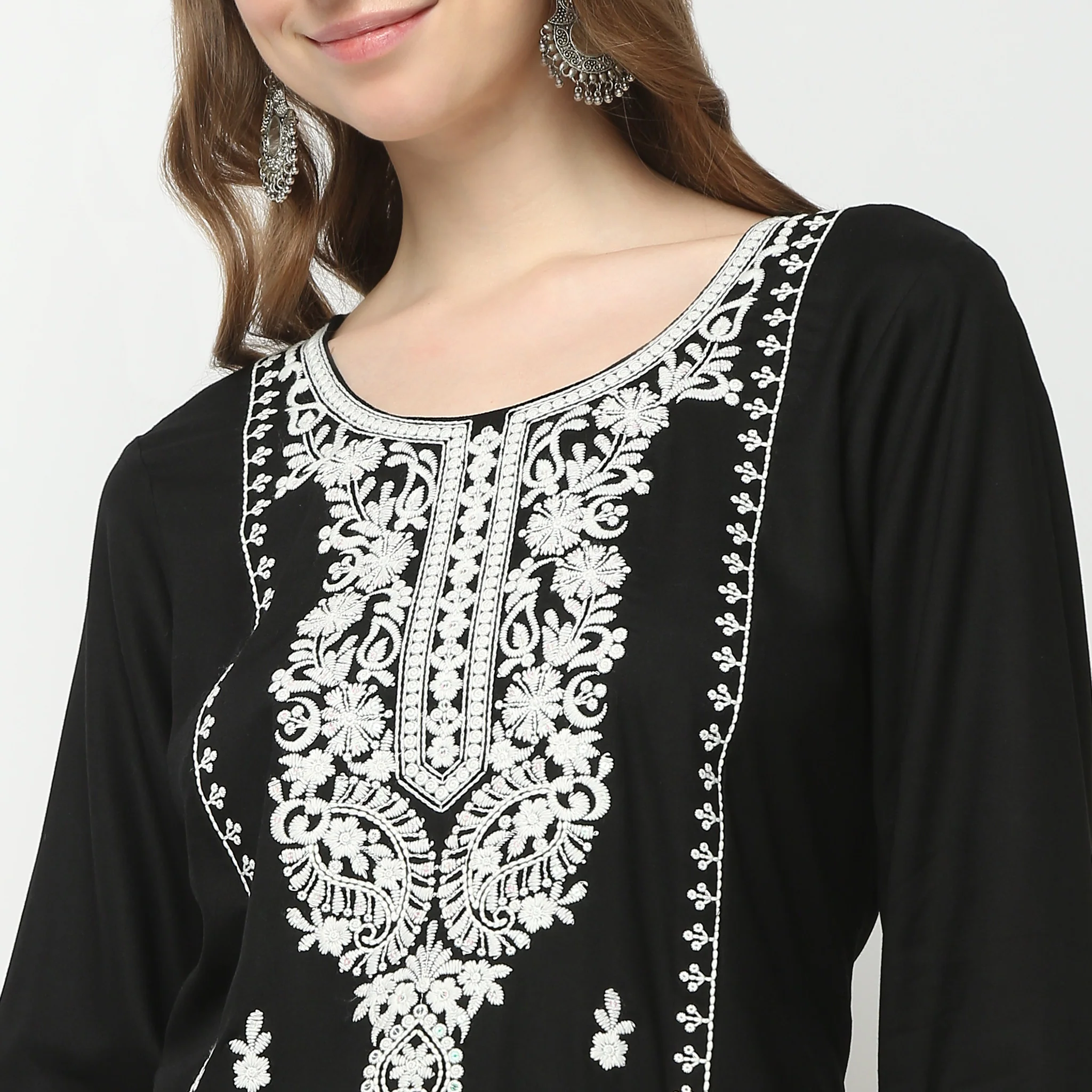 Straight Fit Embroidered Below Knee Kurta - Image 4