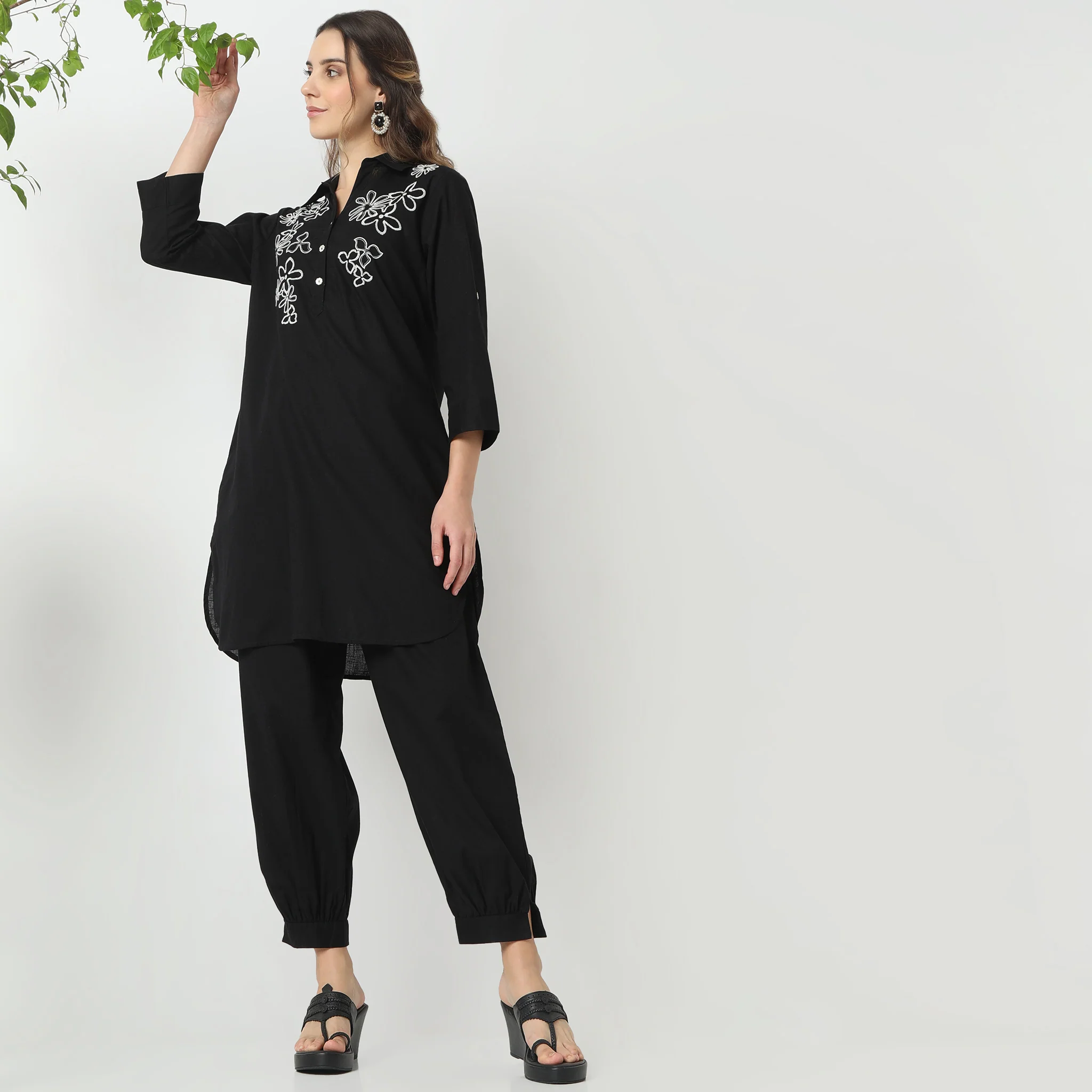 Straight Fit Embroidered Shirt Collar Straight Kurta With Pant Set