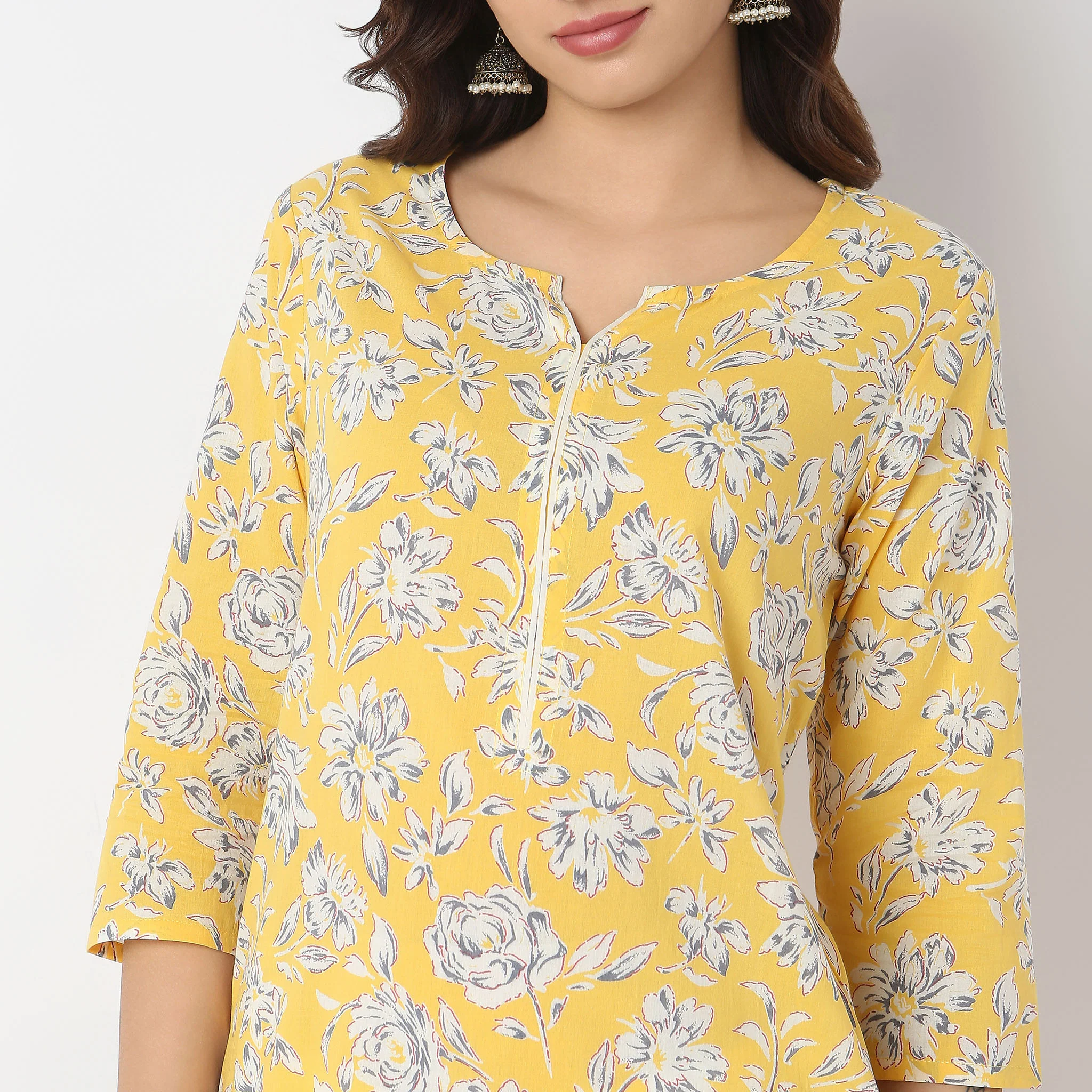 Straight Fit Floral Kurta - Image 4