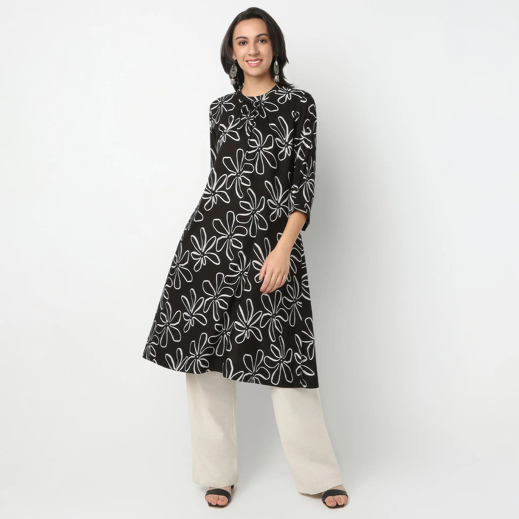 Band Neck Knee Length Three-Fourth Sleeve Straight Fit Printed Kurta - Image 2