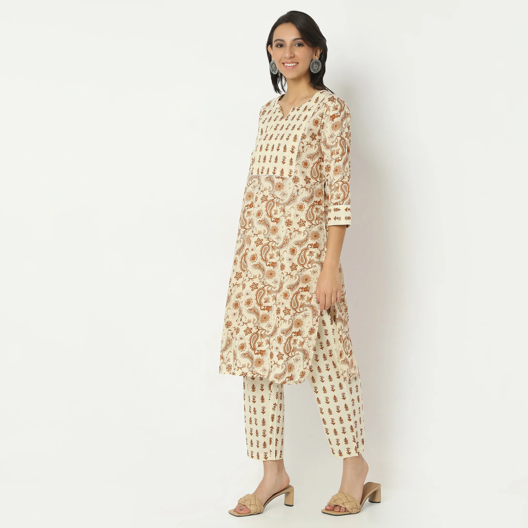 Straight Fit Printed Below Knee Round Neck Kurta - Image 10