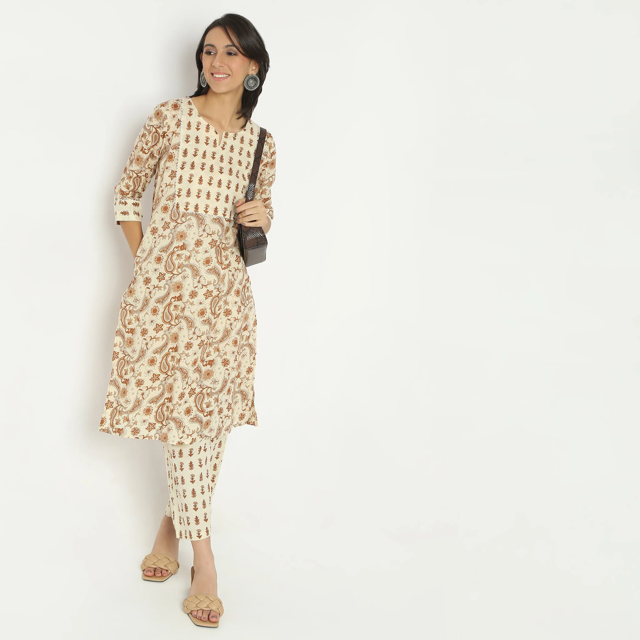 Straight Fit Printed Below Knee Round Neck Kurta - Image 6