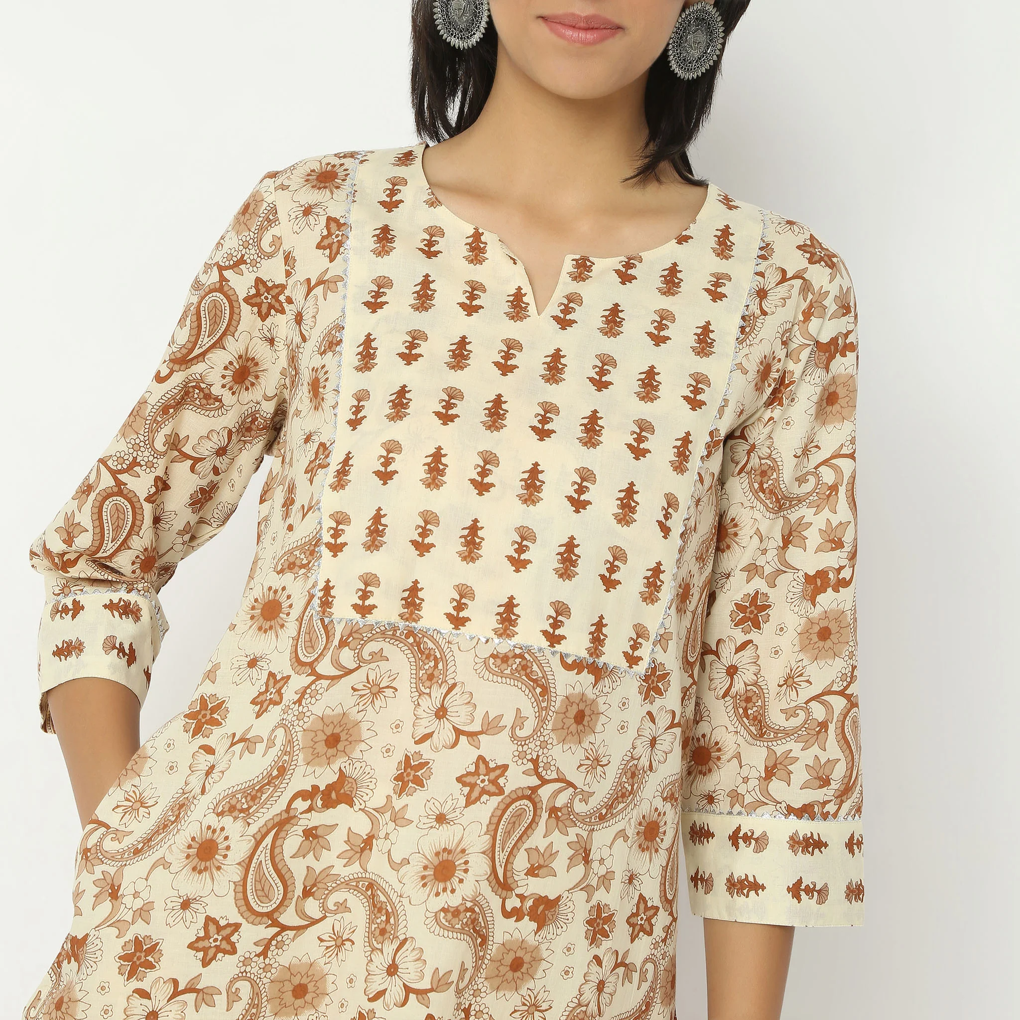 Straight Fit Printed Below Knee Round Neck Kurta - Image 9