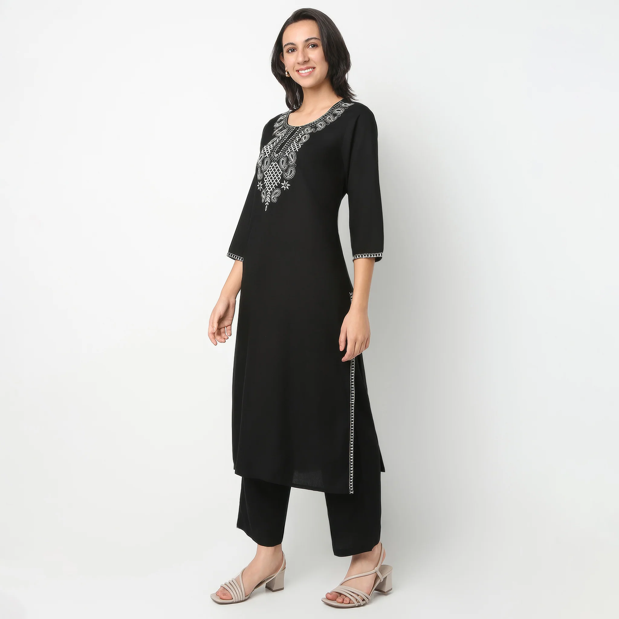 Round Neck Three-Fourth Sleeve Straight Fit Printed Kurta With Pant Set - Image 5